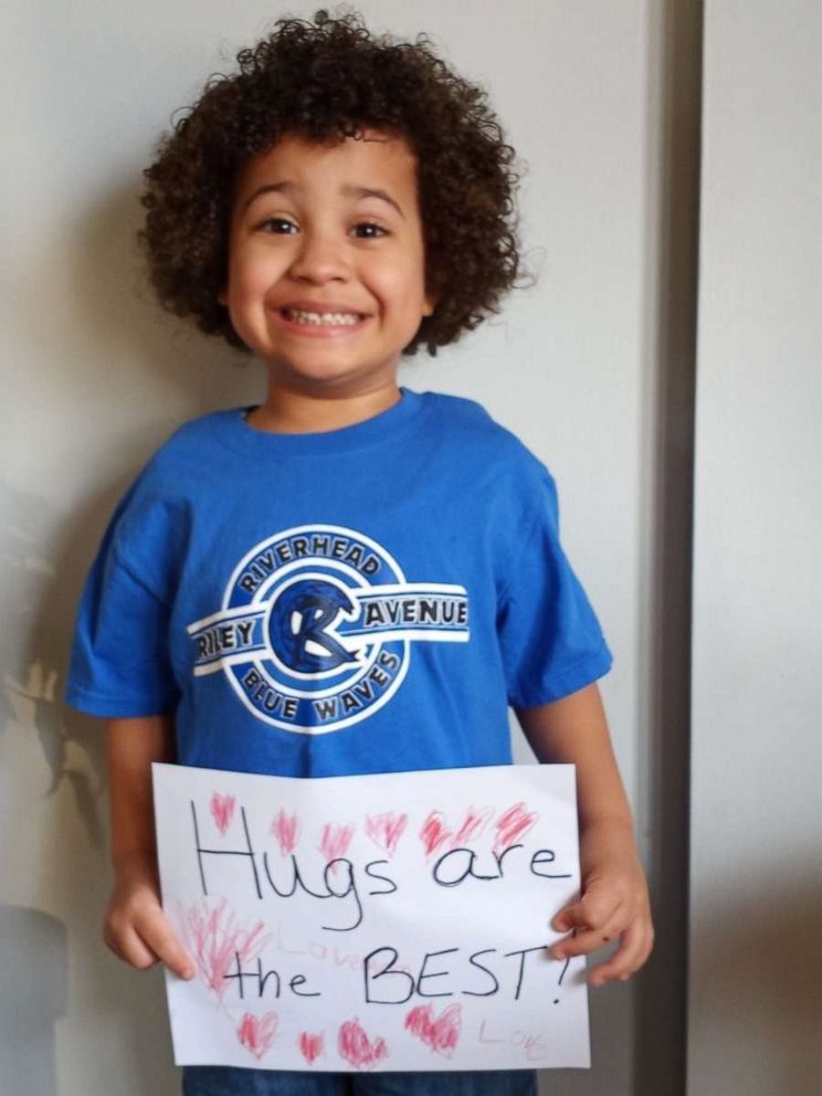 PHOTO: On March 13, Avery Green, 5 and his family delivered the "hugging machine" to his kindergarten teacher, Keri Stromski, outside of her Long Island, New York, home.
