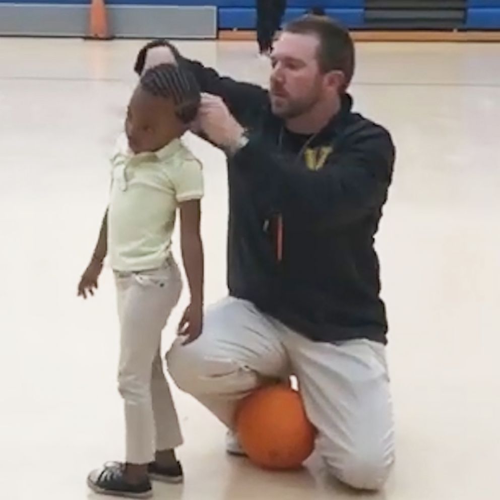 VIDEO: Teacher fixes student's hair during gym class in sweet video