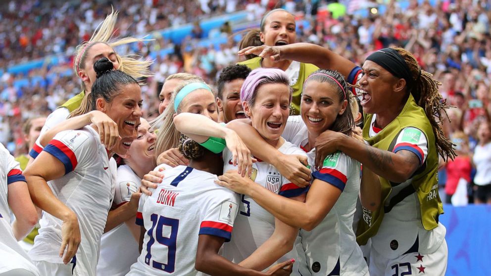 Us Womens Soccer Team Wins Equal Pay Abc7 Los Angeles