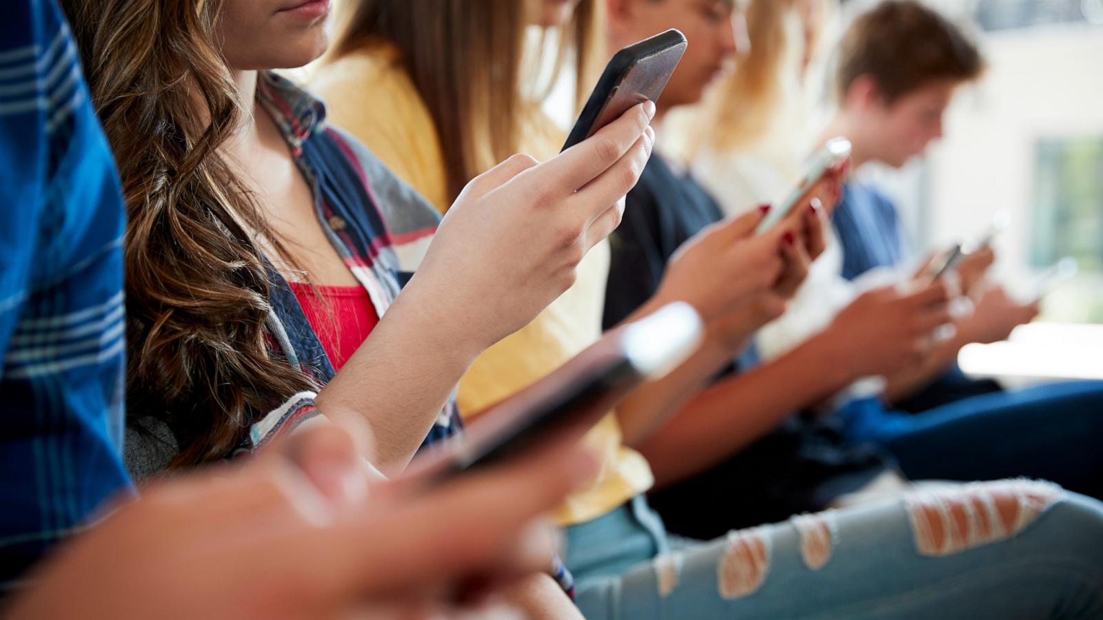 PHOTO: Students with cellphones in an undated stock photo.