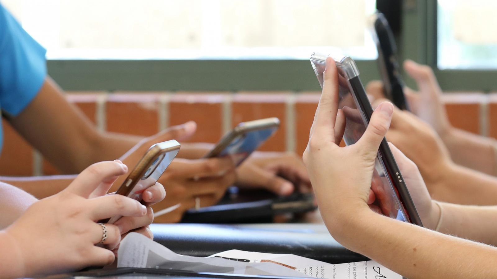PHOTO: Students with cellphones in an undated stock photo.