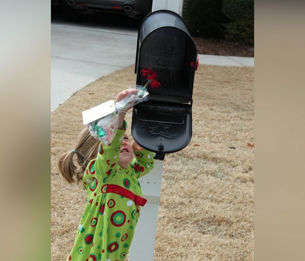 PHOTO: Courtney DeFeo's daughter Larson, then 2, puts a thank you note in the mailbox for the family's mail carrier in an undated handout photo.