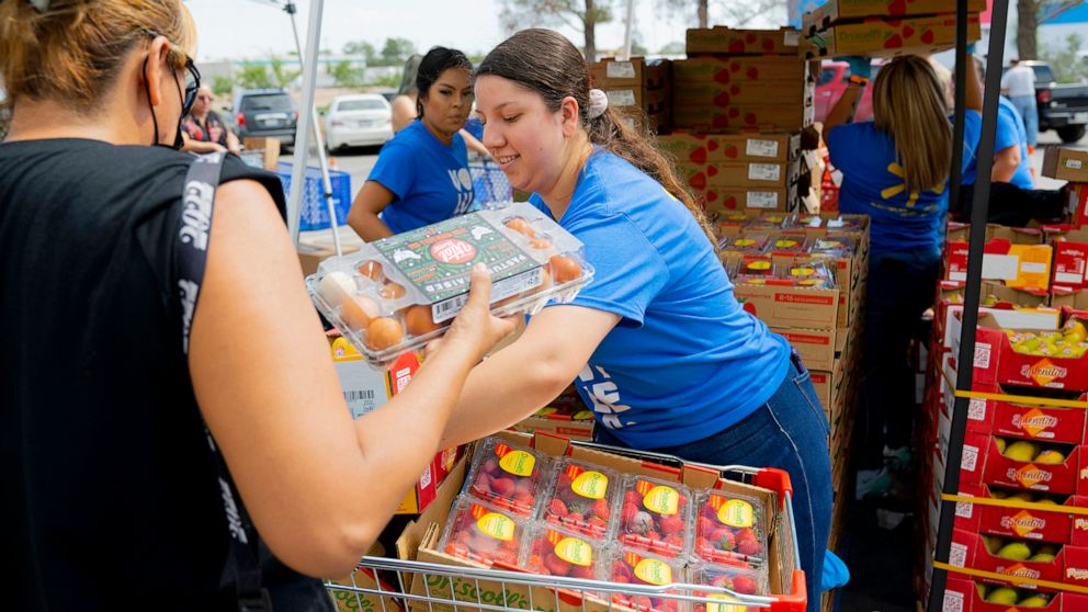 PHOTO: Volunteers distribute food at a center in El Paso, Texas, Nov. 18, 2022.
