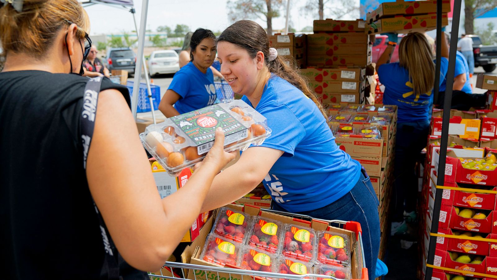 PHOTO: Volunteers distribute food at a center in El Paso, Texas, Nov. 18, 2022.