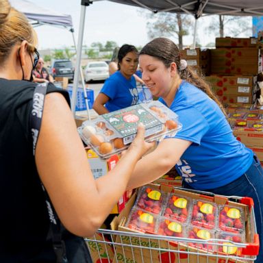 PHOTO: Volunteers distribute food at a center in El Paso, Texas, Nov. 18, 2022.