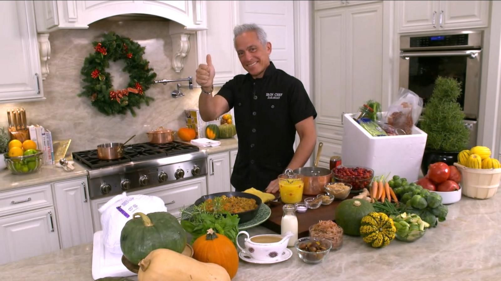 PHOTO: Chef Geoffrey Zakarian preps Thanksgiving dishes ahead of the holiday.