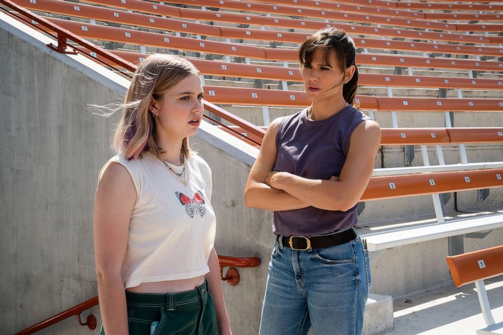 PHOTO: Angourie Rice and Jennifer Garner in the "The Last Thing He Told Me."