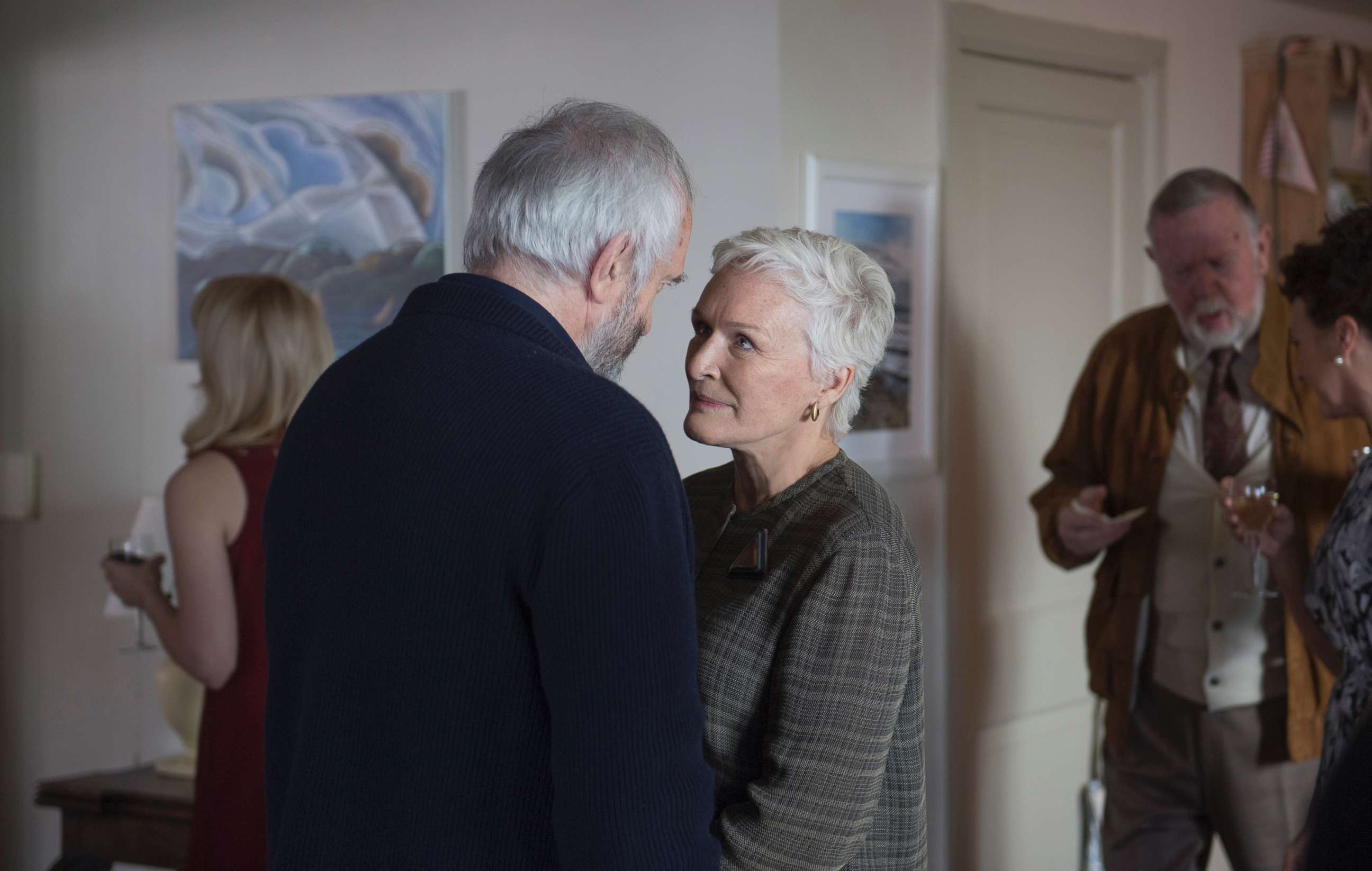 PHOTO: A scene from the movie, "The Wife" with Jonathan Pryce as Joe and Glenn Close as Joan.