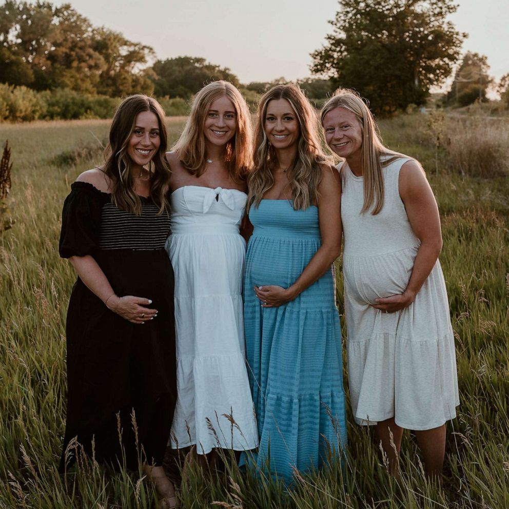 4 sisters expecting babies at the same time Just mind-blowing picture