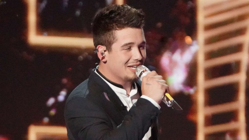 PHOTO: "American Idol" winner Noah Thompson sings on the season 20 finale.