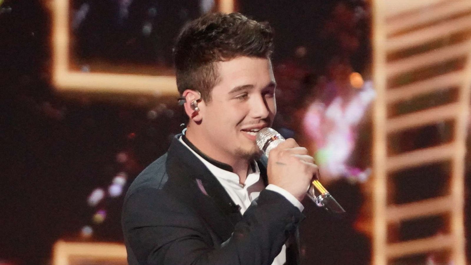 PHOTO: "American Idol" winner Noah Thompson sings on the season 20 finale.