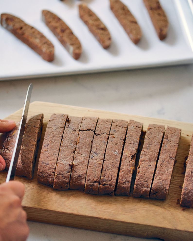 PHOTO: Tiffani Thiessen shares her chocolate biscotti recipe in her cookbook, "Pull Up a Chair."