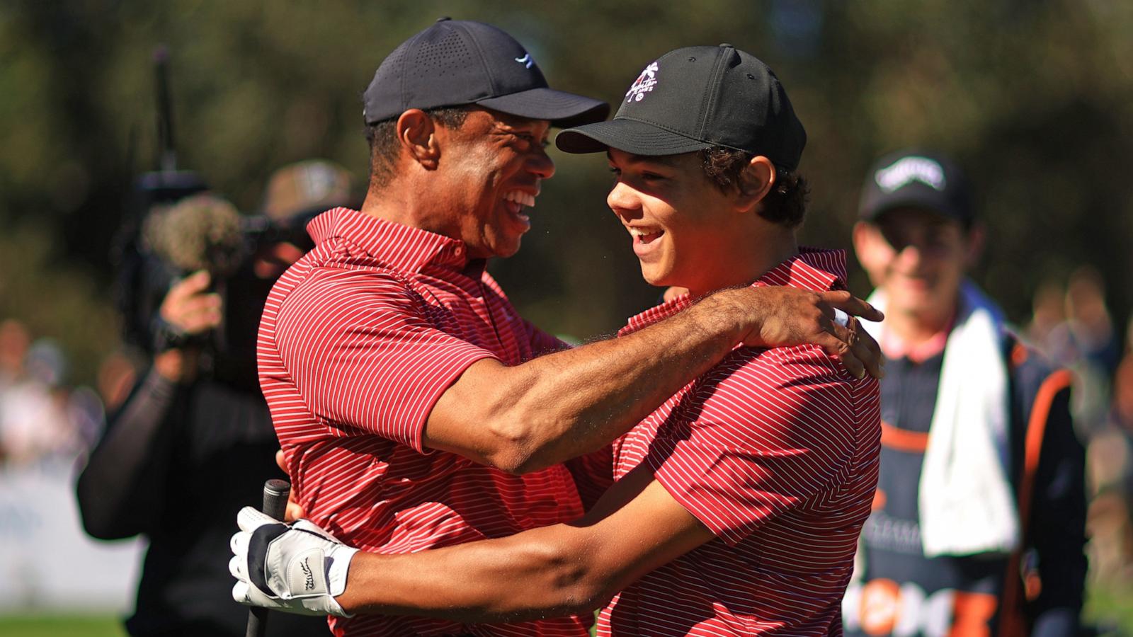 TIGER WOODS Kids Golf シューズ/グローブ/9、パタ- Tiger Woods and son share hug after the teen hits his 1st hole-in