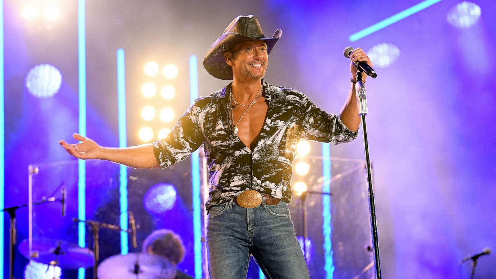 Tim McGraw Falls Backward Off Stage During Arizona Performance