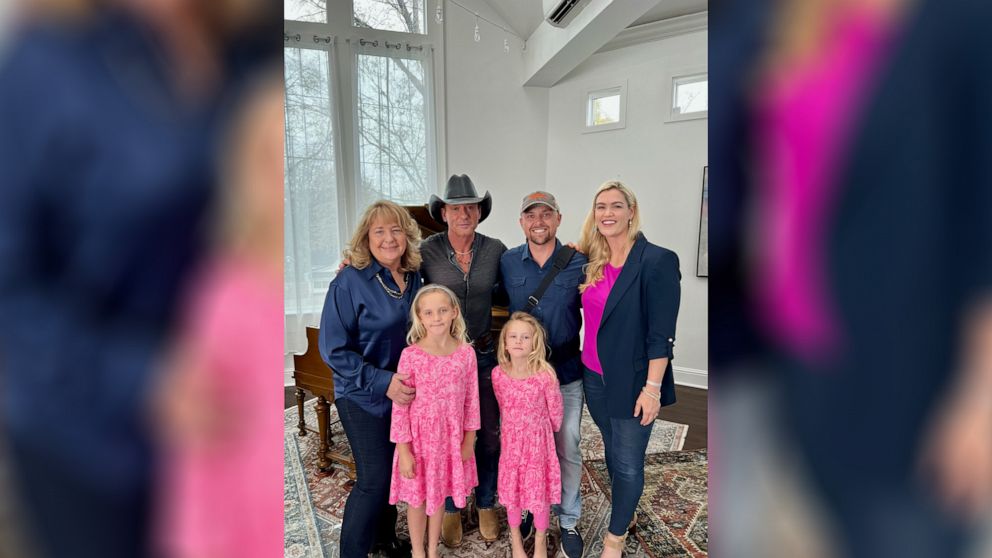PHOTO: Country music star Tim McGraw fulfilled the wish of Mike Hugo, who is battling brain cancer, to sing a duet for his two young daughters.