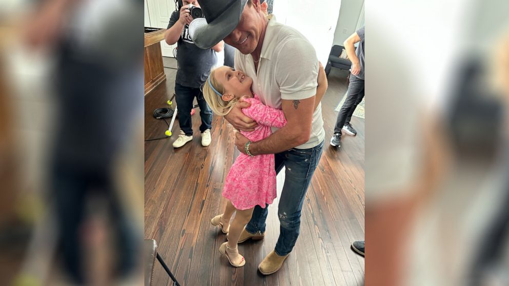 PHOTO: Country music star Tim McGraw fulfilled the wish of Mike Hugo, who is battling brain cancer, to sing a duet for his two young daughters.