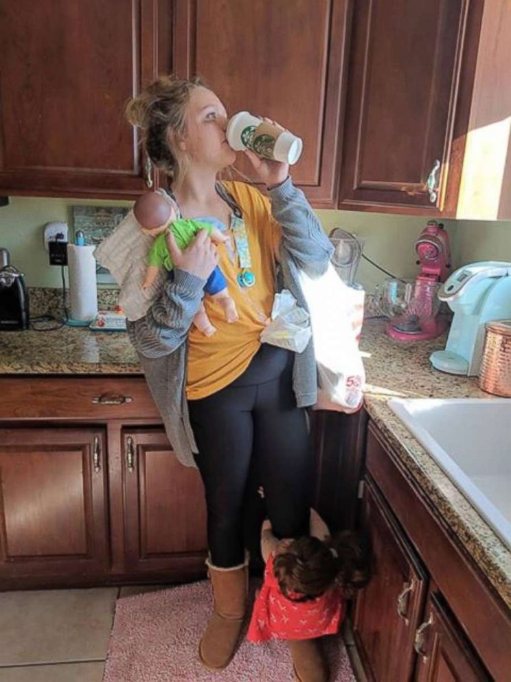 Teen With 8 Siblings Wins Internet Dressed As A Tired Mom For