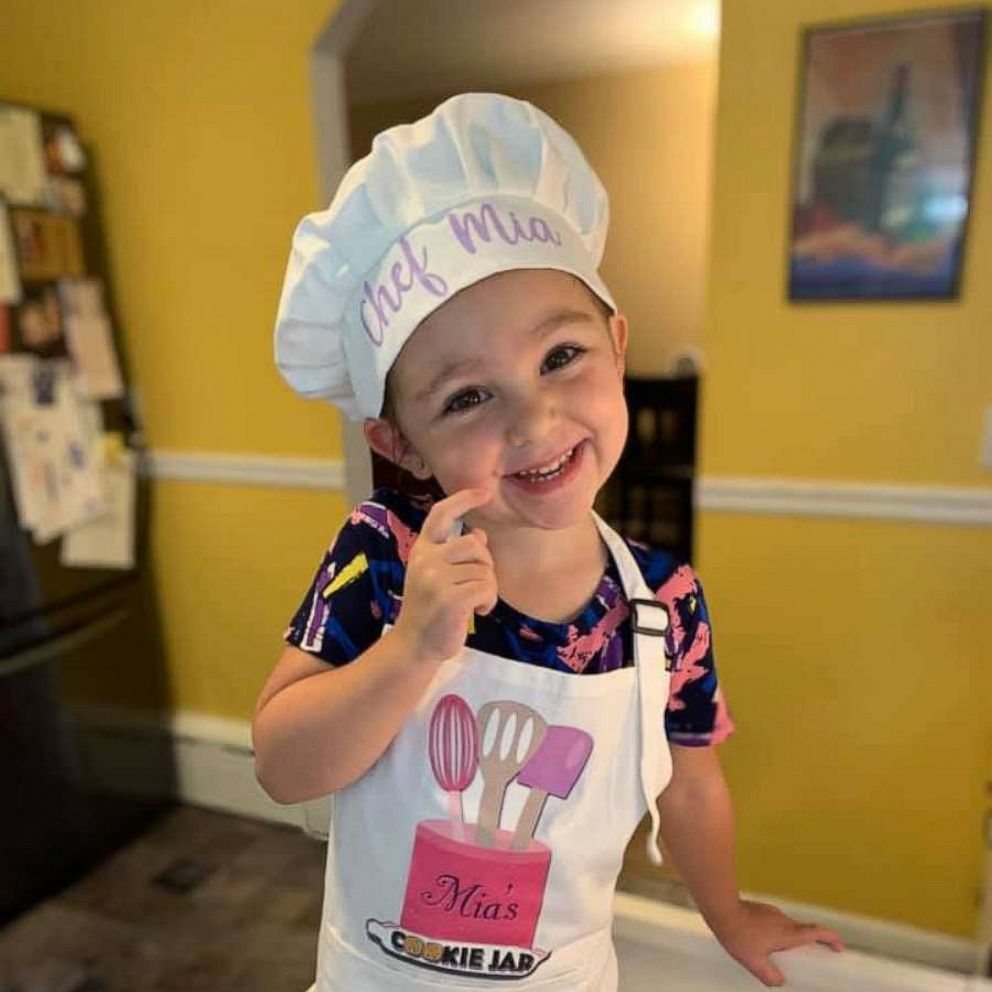 VIDEO: Toddler bakes over 1,000 cookies for frontline pandemic essential workers 