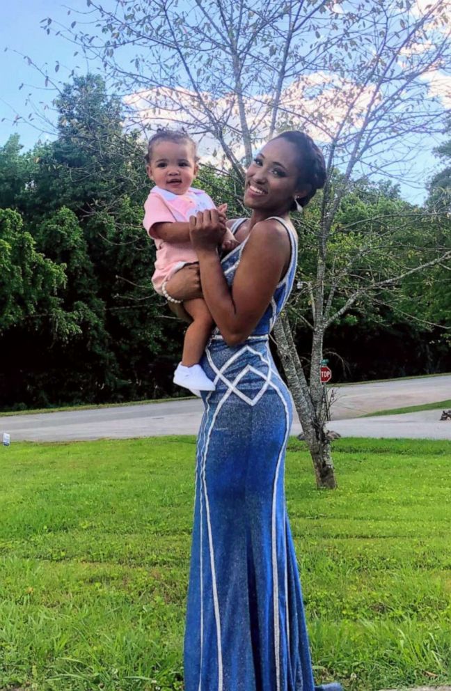 PHOTO: Myla Campbell, a 17-year-old high school cheerleader from Tennessee, poses with her niece, Maezlynn Worthy in a photo before her prom.