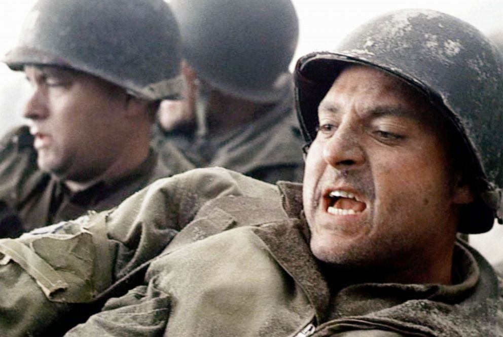 FOTO: ARCHIVO - De izquierda a derecha, Tom Hanks como el capitán John Miller y Tom Sizemore como el sargento Mike Horvath en la película "Salvando al soldado Ryan". 