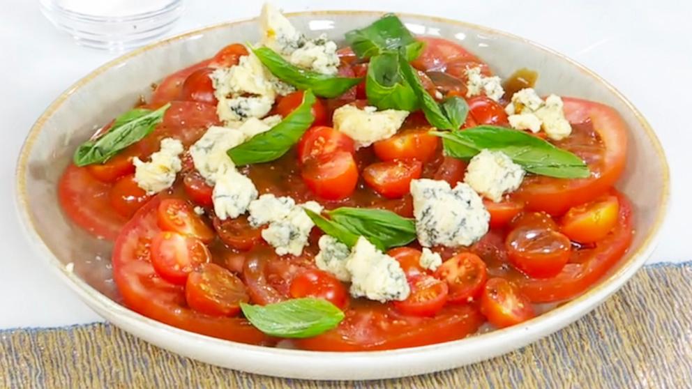 PHOTO: Celebrity chef Alex Guarnaschelli drops by to cook up her steakhouse tomato salad.