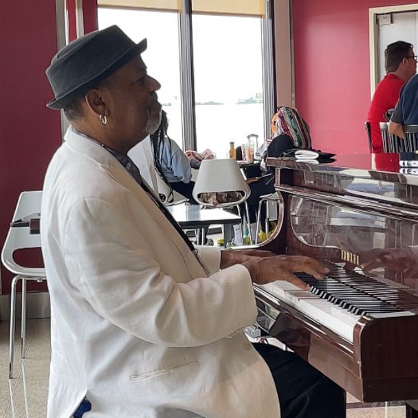 VIDEO: This pianist was tipped $60,000 by a stranger 