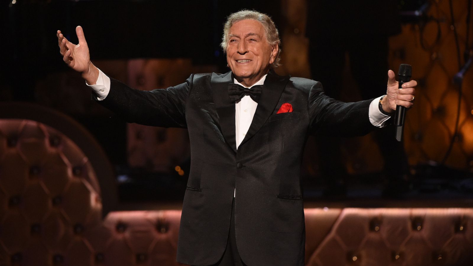 PHOTO: In this Dec. 6, 2015, file photo, Tony Bennett performs in Las Vegas.