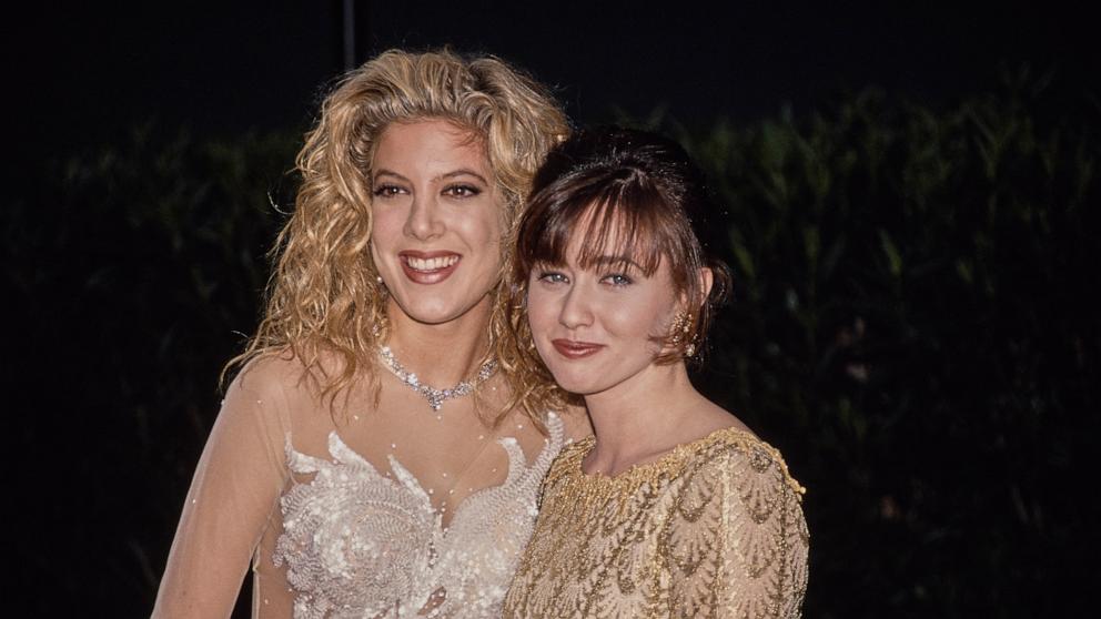 PHOTO: Tori Spelling and Shannen Doherty at the 18th People's Choice Awards, Universal Studios Hollywood, March 17th 1992. 