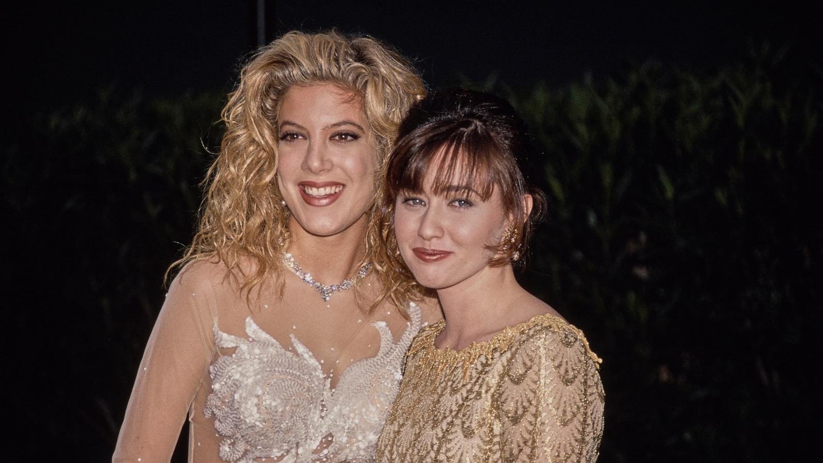 PHOTO: Tori Spelling and Shannen Doherty at the 18th People's Choice Awards, Universal Studios Hollywood, March 17th 1992.