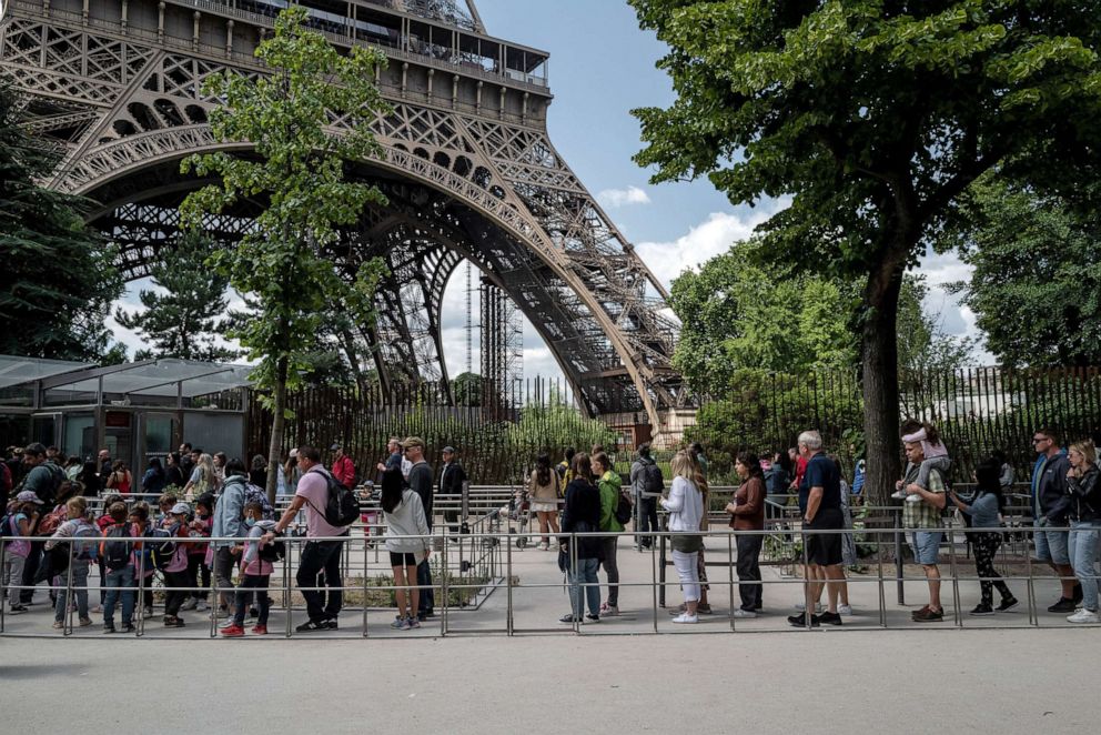 PHOTO: Tourists queue at the Eiffel tower in Paris, May 31, 2022. 