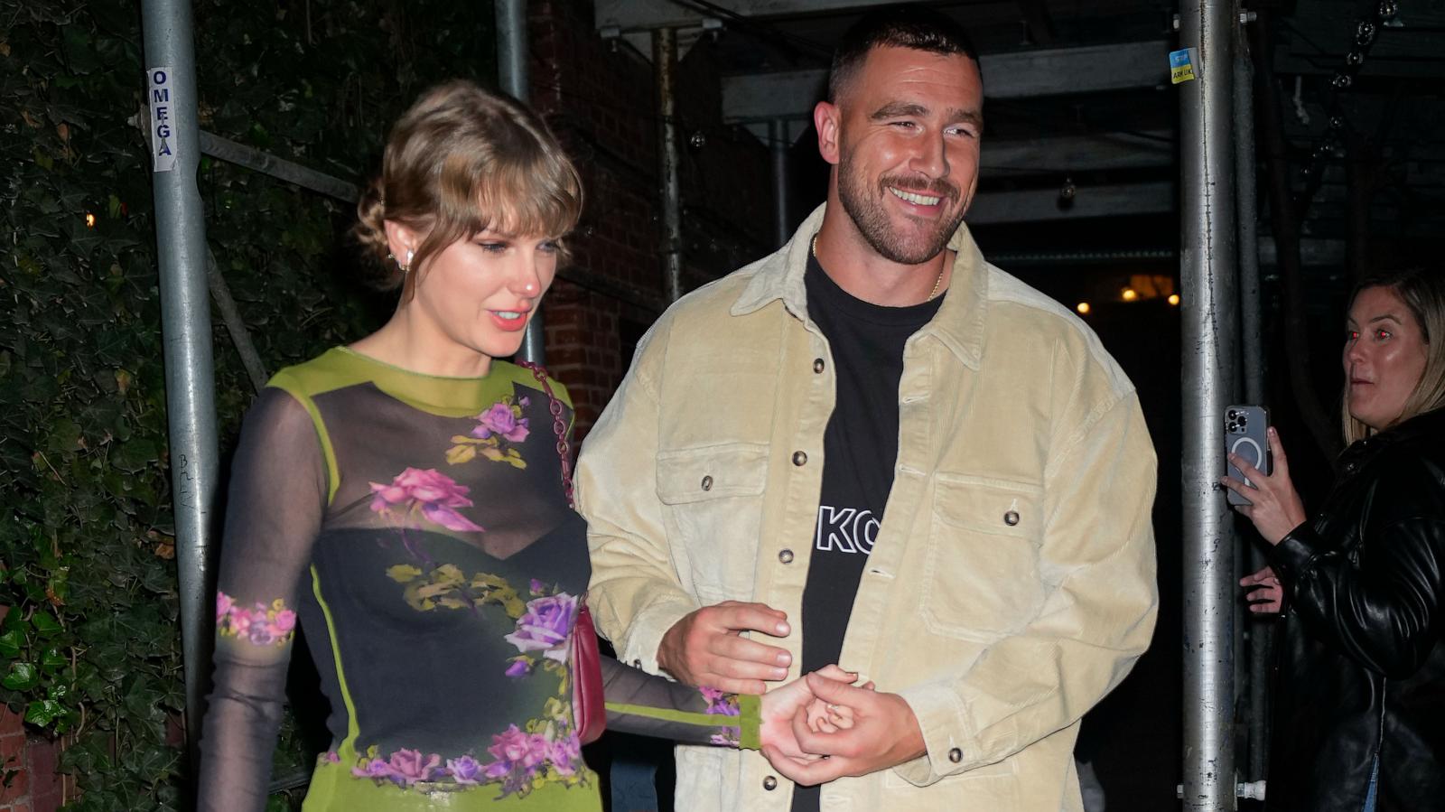 PHOTO: Taylor Swift and Travis Kelce have dinner at the Waverly Inn, Oct. 15, 2023, in New York City.