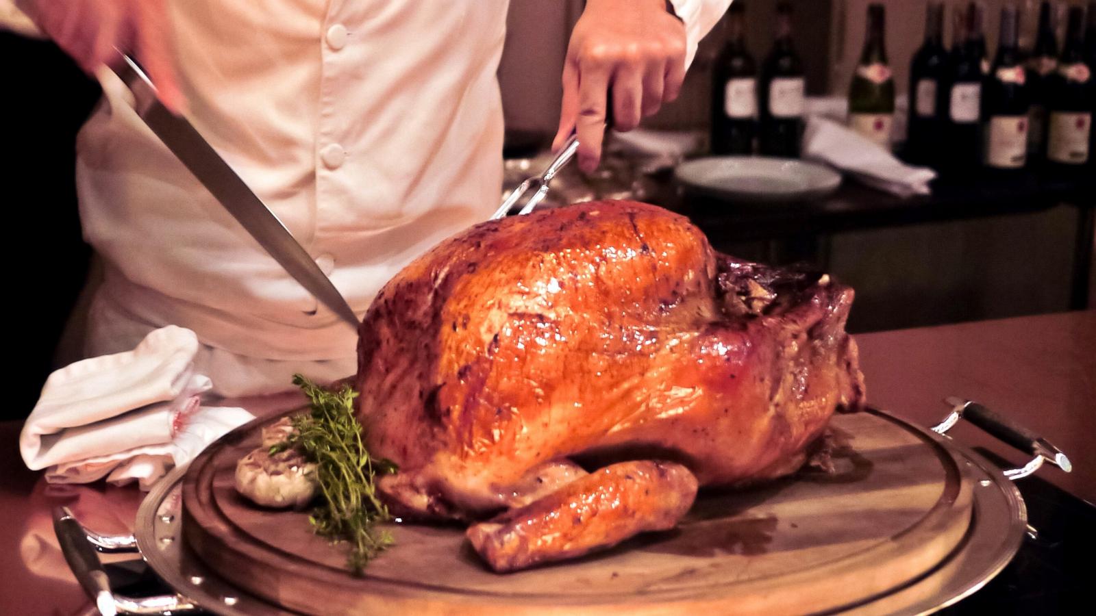 PHOTO: chef carving turkey