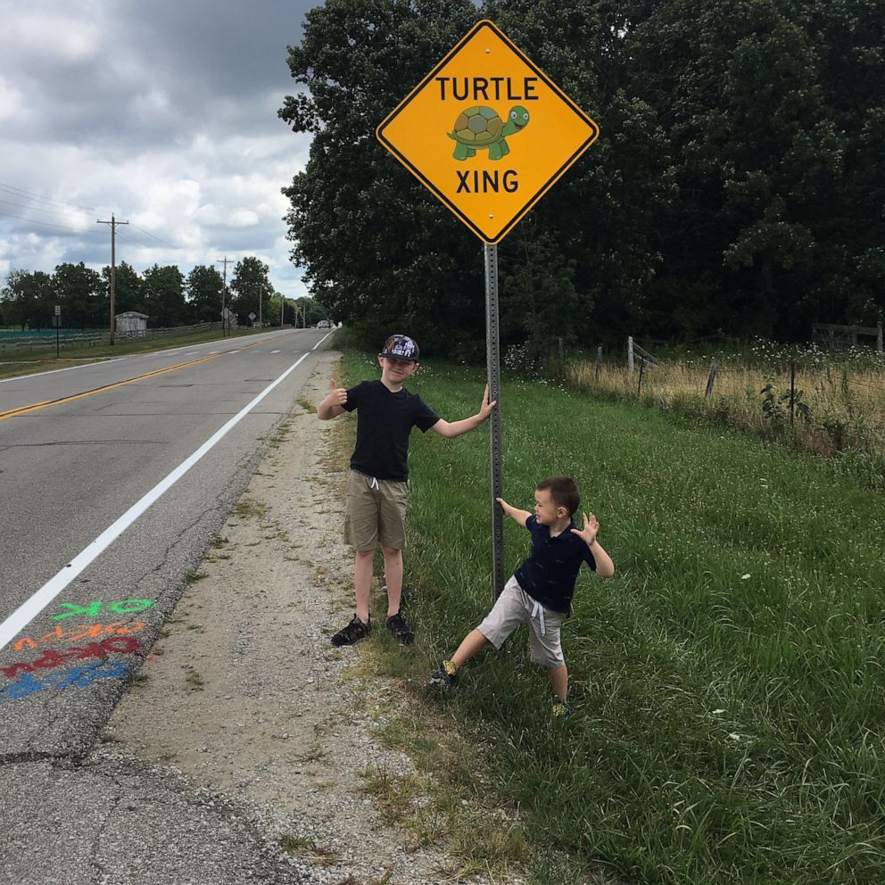 VIDEO: 2nd grader gets 'turtle x-ing' signs after sweet letter to the mayor 