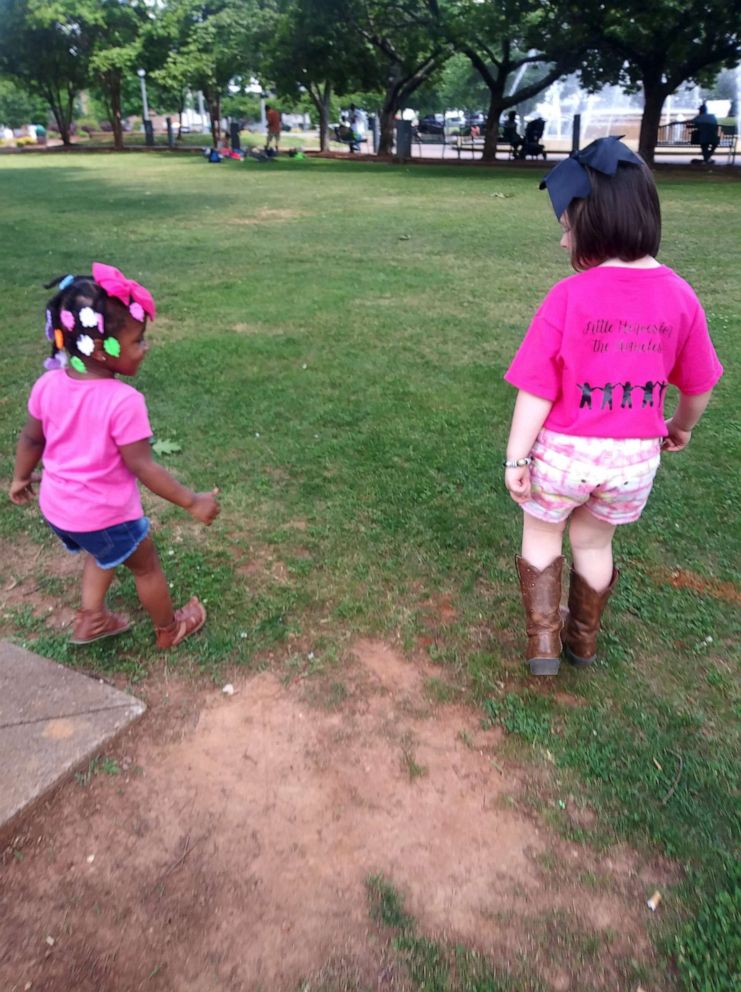 PHOTO: Tynslee Blue, 5, and a friend help distribute care packages to the homeless in a local park. 