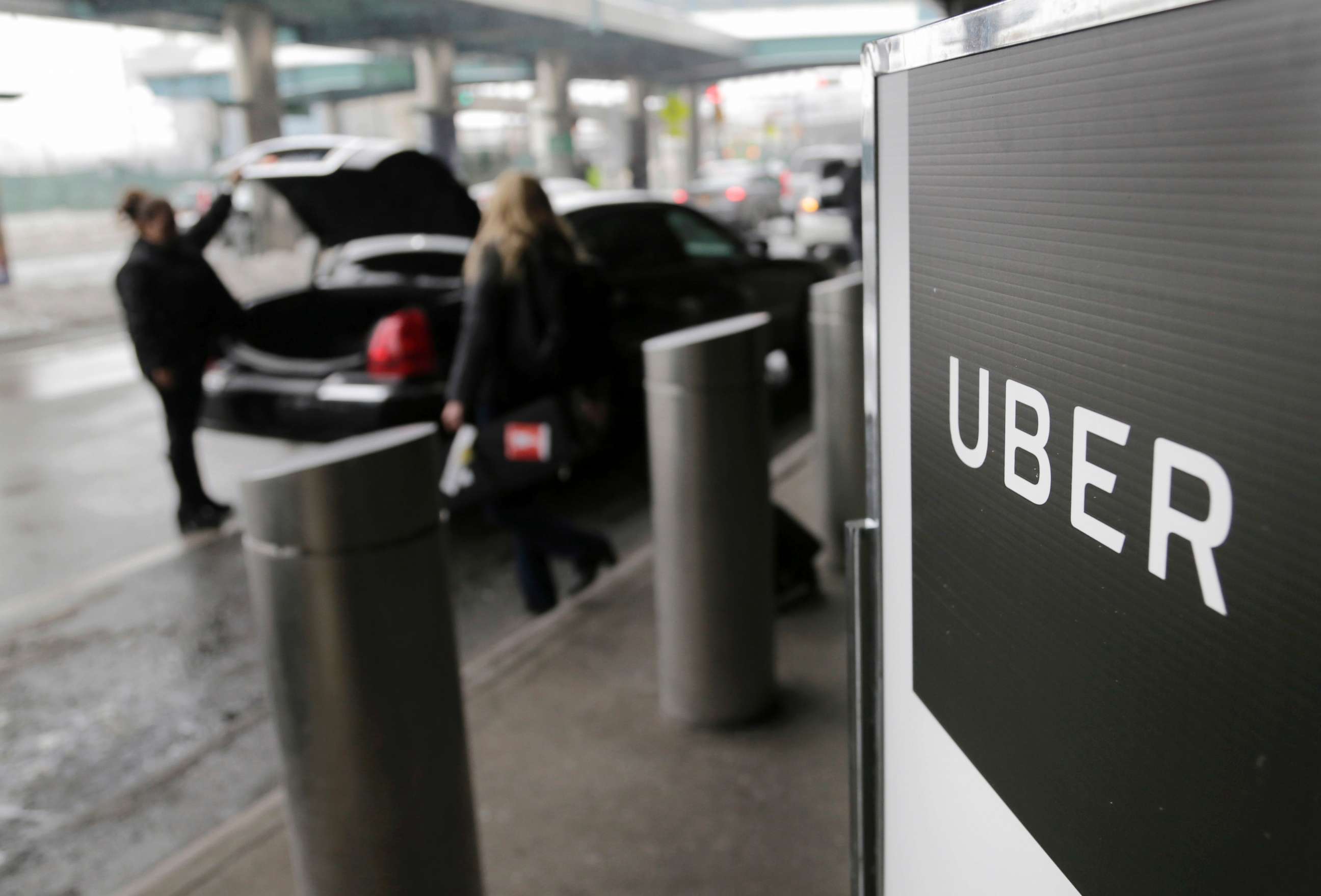 PHOTO: A sign marks a pick up point for the Uber car service at LaGuardia Airport in New York, March 15, 2017.