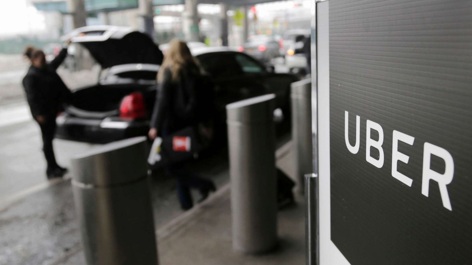 PHOTO: A sign marks a pick up point for the Uber car service at LaGuardia Airport in New York, March 15, 2017.