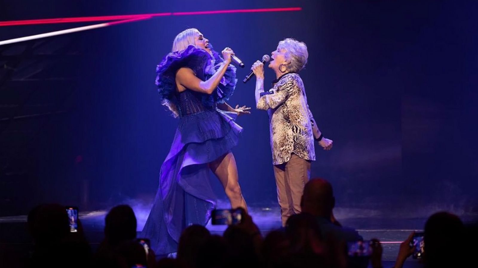 PHOTO: Carrie Underwood brought her mother onstage at her recent Vegas concert.