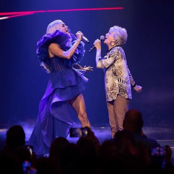 Carrie Underwood Brings Mom Onstage for Duet at Las Vegas Show