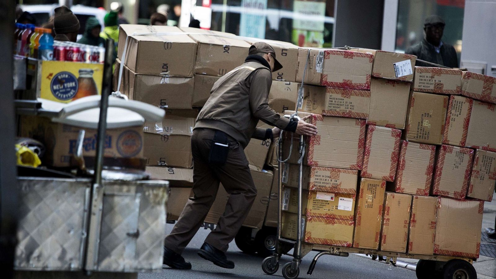 PHOTO: A United Parcel Service Inc. driver delivers packages on Cyber Monday in New York, Nov. 30, 2015.