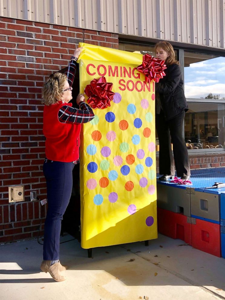 PHOTO: Umatilla Elementary in Umatilla, Fla., is offering reading material, rather than sweets, to students who frequent the vending machine.