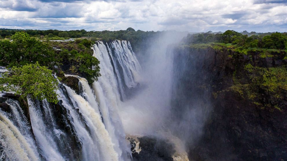 PHOTO: Mist rises from Victoria Falls.