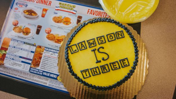 The pregame meal at Waffle House is even better with a gold trim hat :  r/Braves