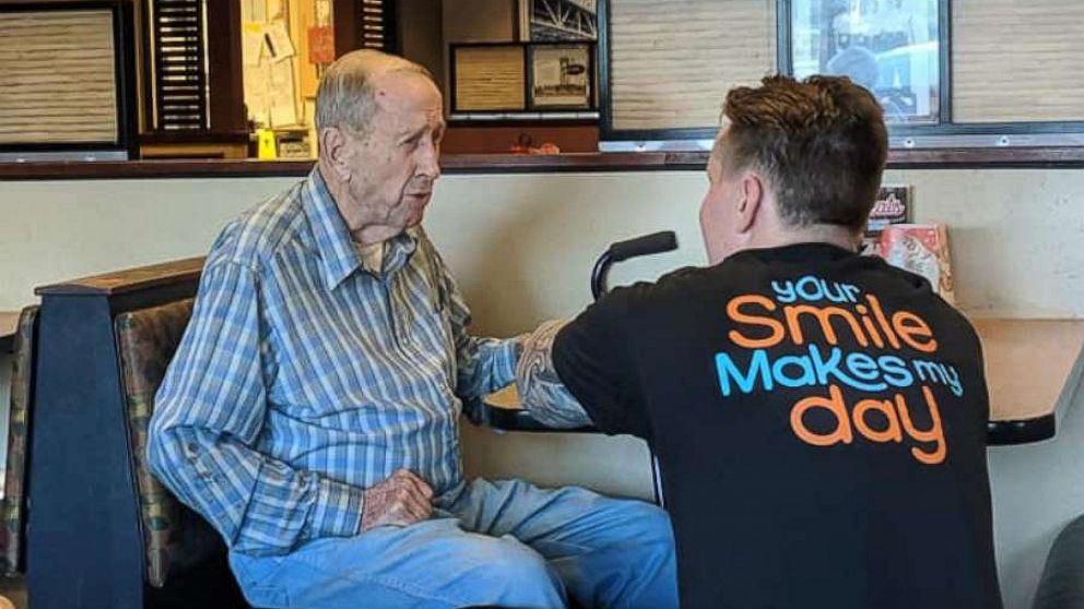 https://s.abcnews.com/images/GMA/waiter-02-as-ht-190819_hpMain_16x9_992.jpg