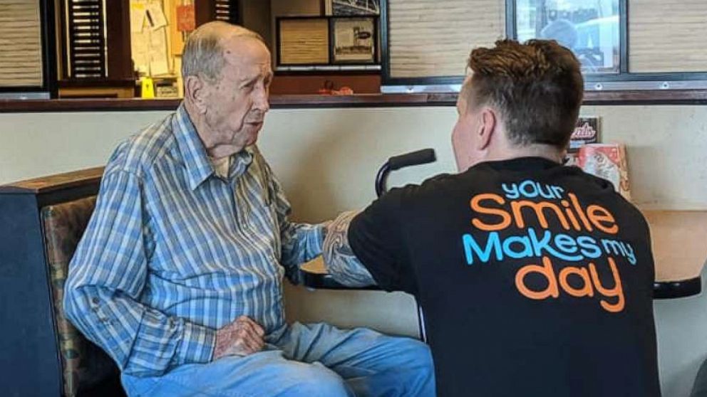 PHOTO: Lisa Meilander of Elizabeth Township, Pennsylvania, snapped photos of Dylan Tetil, a waiter at Eat'n Park restaurant in Belle Vernon, Pennsylvania, and an elderly gentleman and shared it to Facebook on Aug. 17.