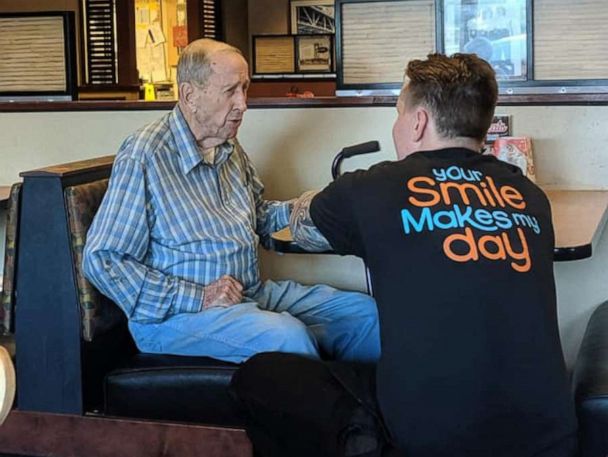 This 91-year-old veteran was eating alone before this waiter's kind act won hearts on Facebook - Good Morning America
