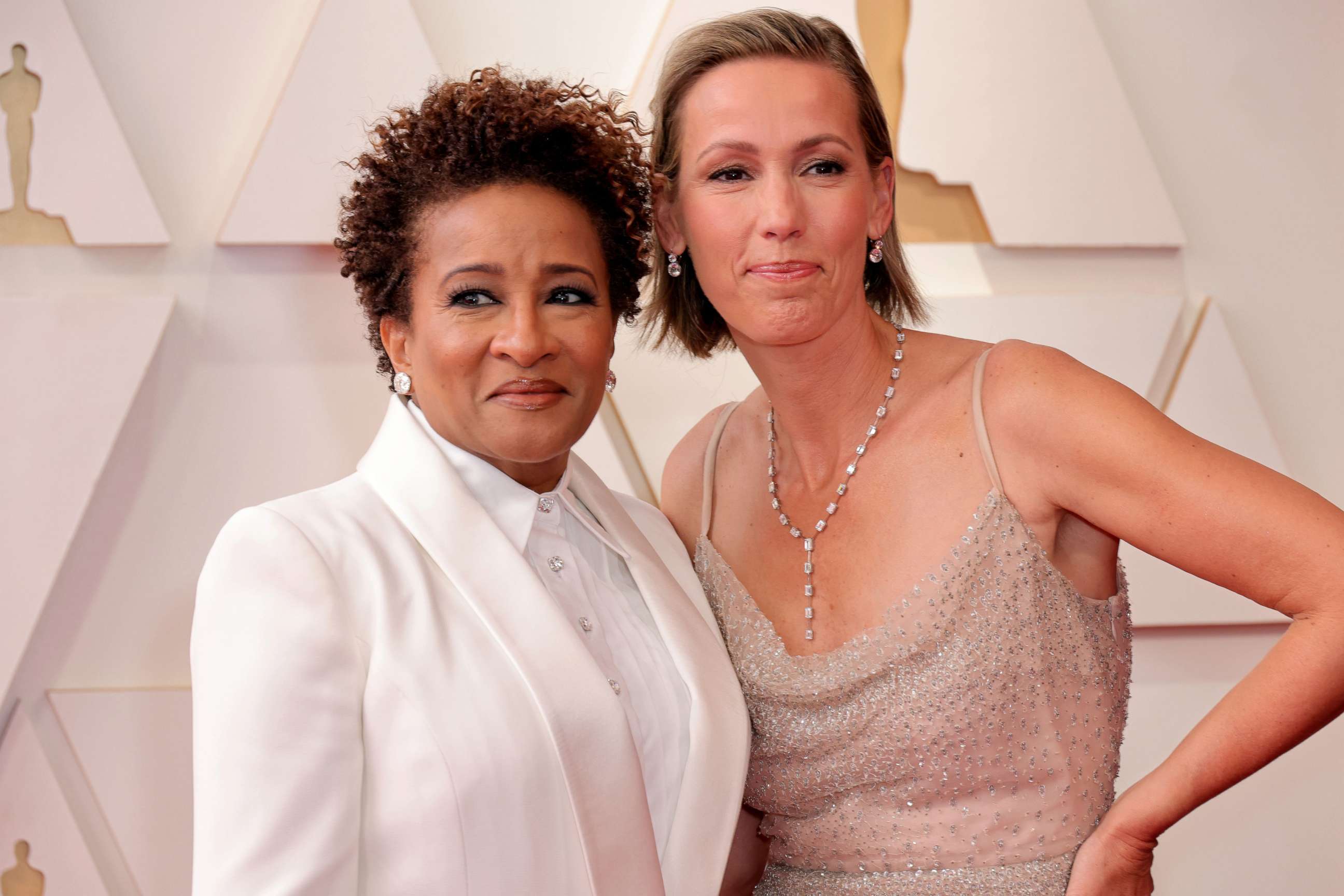 Oscars Co-Host Wanda Sykes Is Joined by Wife Alex on the Red