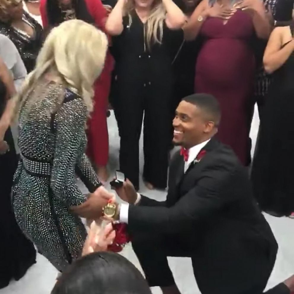 VIDEO: Bride helps brother propose to his girlfriend at her wedding 