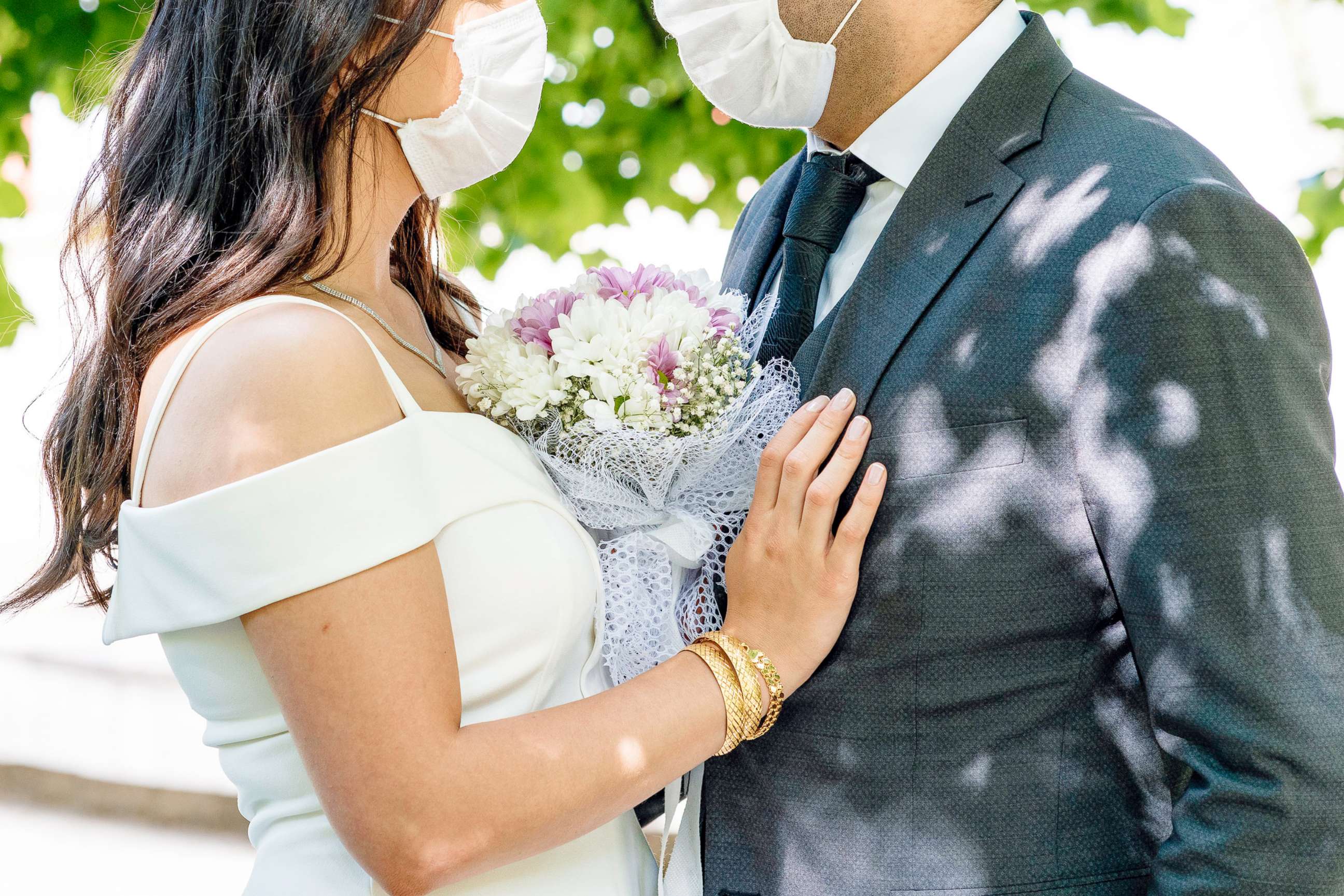 PHOTO: bride and groom in a face protection mask