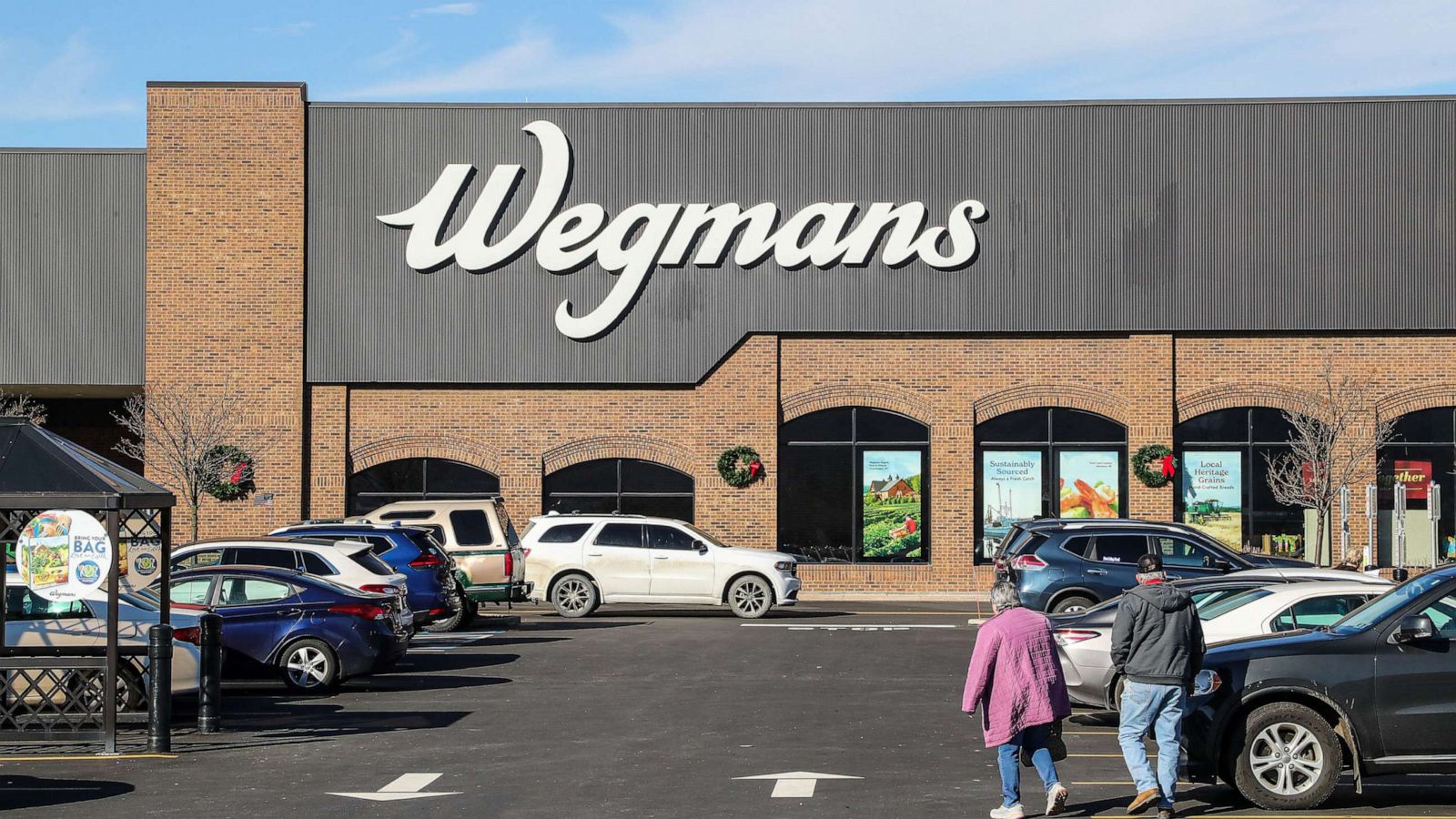 PHOTO: A couple is seen at the parking lot of a Wegmans supermarket in Williamsport, Penn., on Nov. 21, 2022.