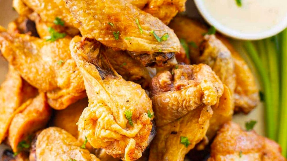 PHOTO: Air fried crispy chicken wings.